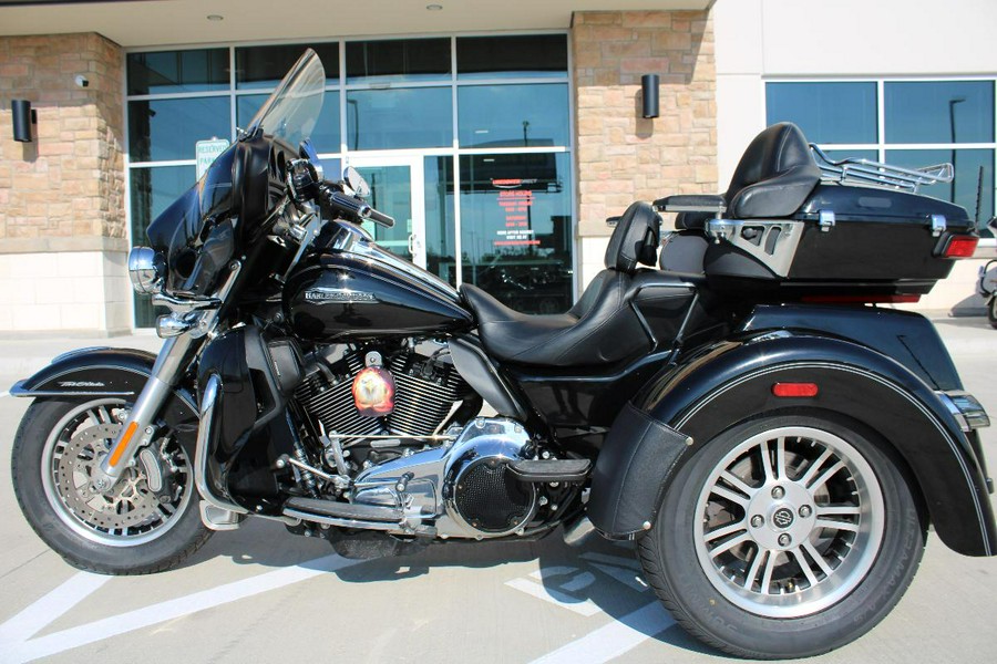 2016 Harley-Davidson Tri Glide Ultra FLHTCUTG - $24,999.00