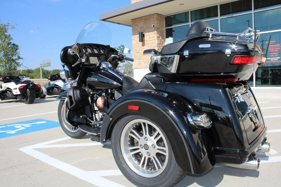 2016 Harley-Davidson Tri Glide Ultra FLHTCUTG - $24,999.00