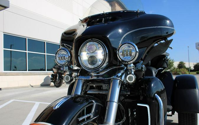 2016 Harley-Davidson Tri Glide Ultra FLHTCUTG - $24,999.00