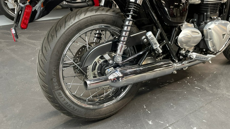 2019 Triumph Bonneville T100 (Two-Tone)