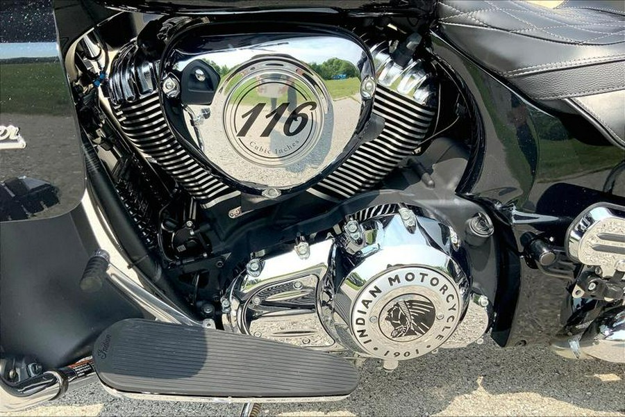 2021 Indian Motorcycle® Roadmaster® Thunder Black Pearl