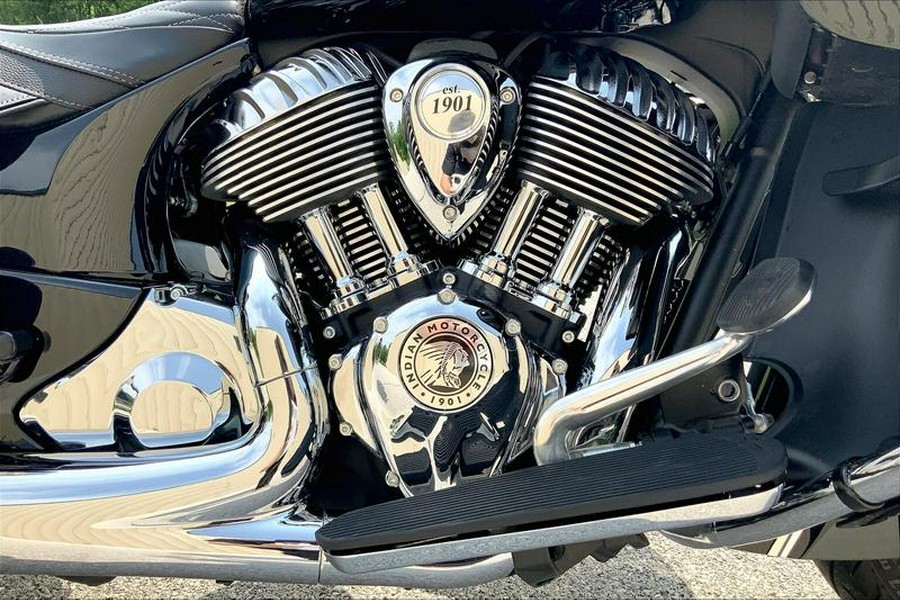 2021 Indian Motorcycle® Roadmaster® Thunder Black Pearl