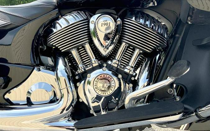 2021 Indian Motorcycle® Roadmaster® Thunder Black Pearl