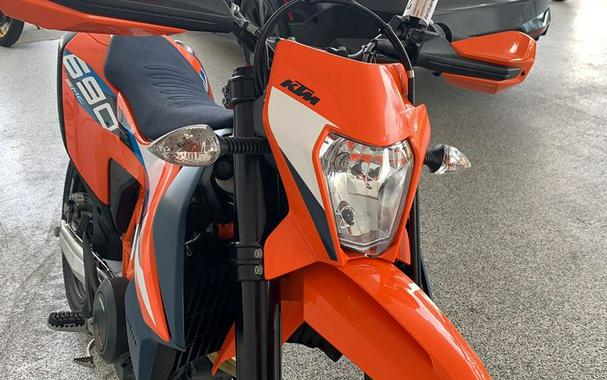 2024 KTM 690 SMC R