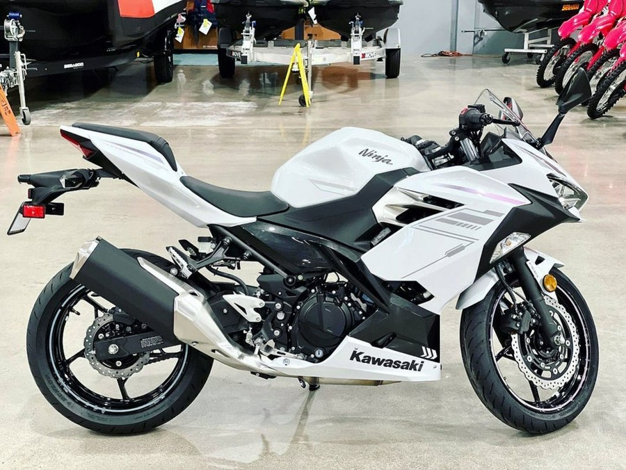 2023 Kawasaki Ninja® 400 Pearl Blizzard White/Metallic Carbon Gray