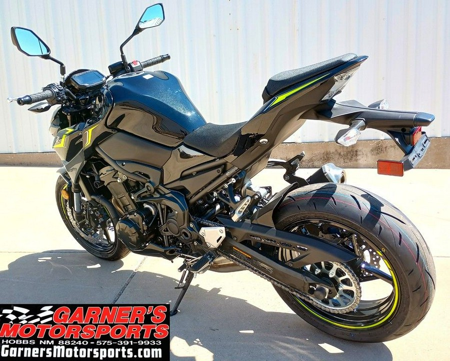 2024 Kawasaki Z900 ABS Metallic Spark Black/Metallic Matte Dark Gray