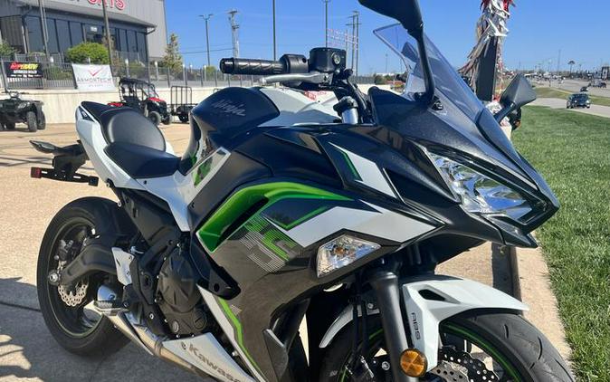 2022 Kawasaki Ninja® 650 ABS Pearl Robotic White/Metallic Carbon Gray