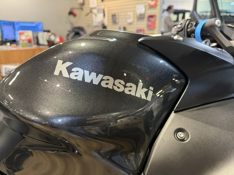 2026 Kawasaki Ninja 650 Metallic Flat Spark Black/Metallic Carbon Gray - 110026