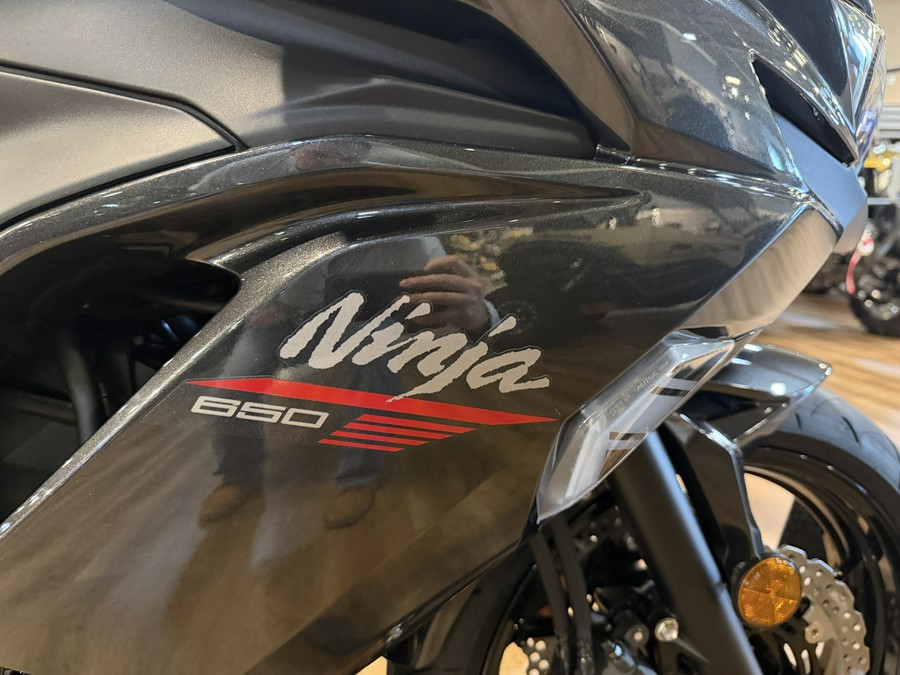 2026 Kawasaki Ninja 650 Metallic Flat Spark Black/Metallic Carbon Gray - 110026