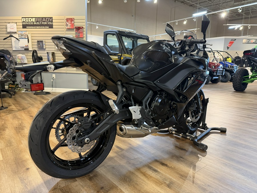 2026 Kawasaki Ninja 650 Metallic Flat Spark Black/Metallic Carbon Gray - 110026