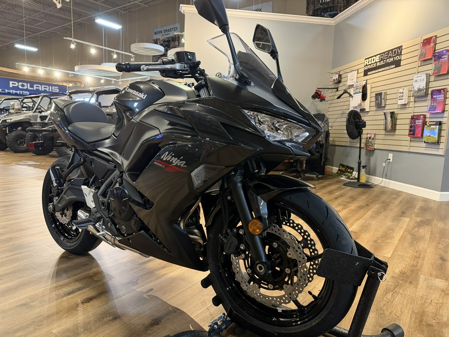 2026 Kawasaki Ninja 650 Metallic Flat Spark Black/Metallic Carbon Gray - 110026