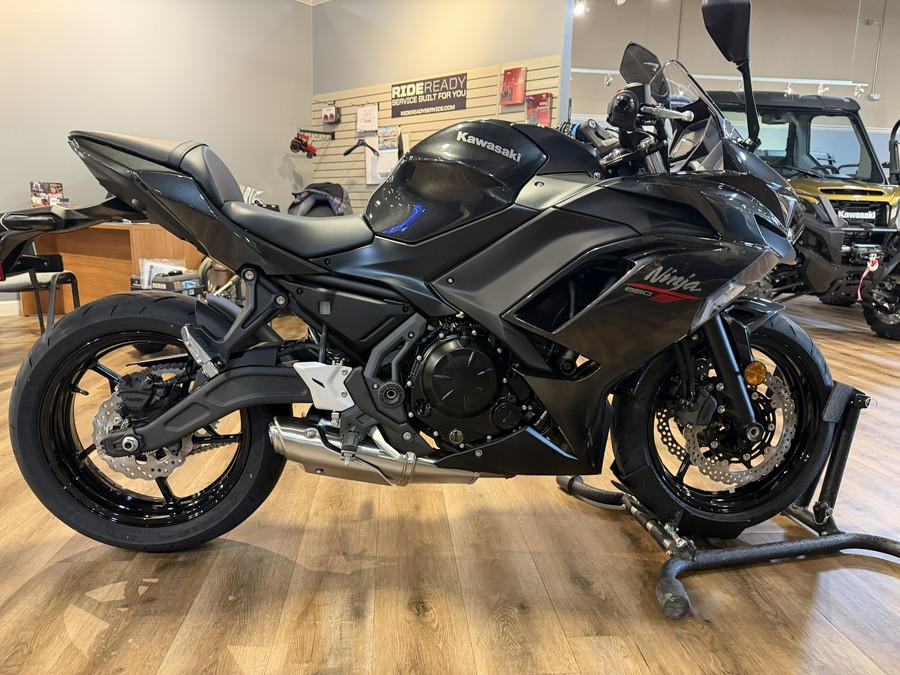 2026 Kawasaki Ninja 650 Metallic Flat Spark Black/Metallic Carbon Gray - 110026