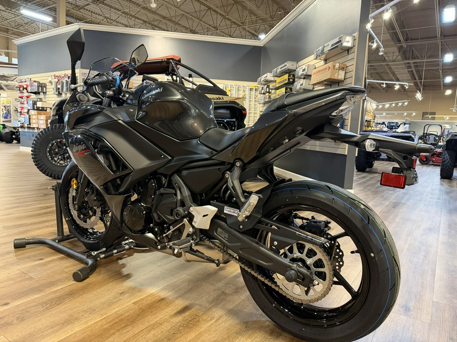 2026 Kawasaki Ninja 650 Metallic Flat Spark Black/Metallic Carbon Gray - 110026