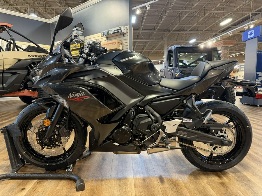 2026 Kawasaki Ninja 650 Metallic Flat Spark Black/Metallic Carbon Gray - 110026