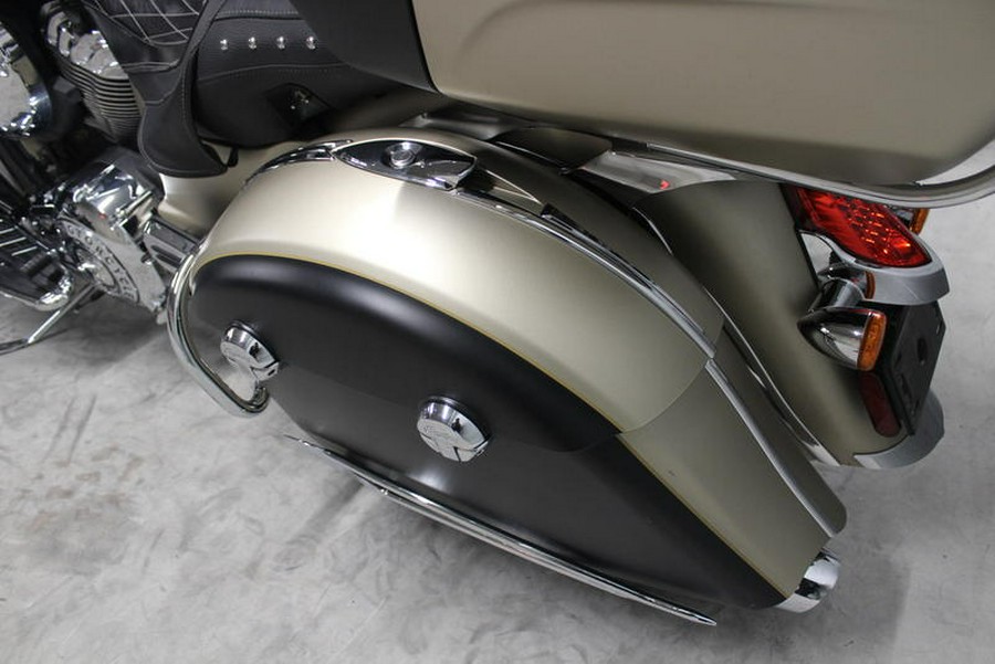 2019 Indian Motorcycle® Roadmaster® Icon Series Dirt Track Smoke/Thunder Black Smoke