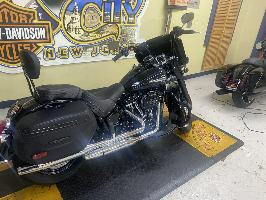 2019 Harley-Davidson Heritage Classic 114 Vivid Black (Black Finish w/Laced Wheels)