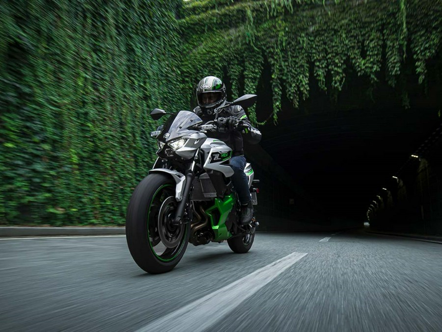 2024 Kawasaki Z7 HYBRID ABS METALLIC BRIGHT SILVER/METALLIC MATTE LIME GREEN/EBONY - 111543