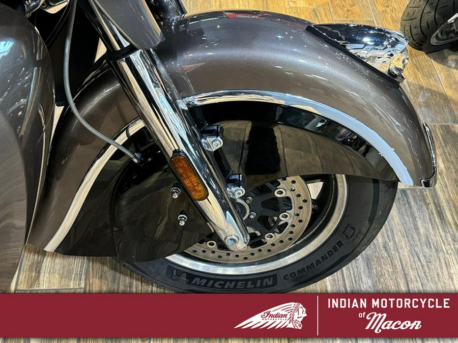 2018 Indian Motorcycle® Roadmaster® ABS Polish.Bronze Over Thund.Black w/Silver Pinst.