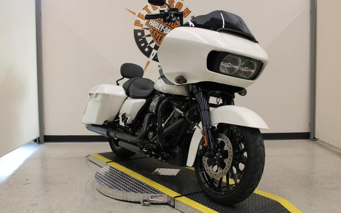 2018 FLTRXS Road Glide® Special Bonneville Salt Pearl