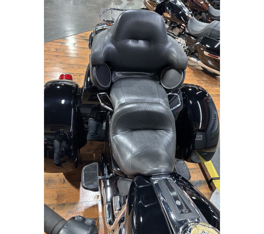 2022 Harley-Davidson® Tri Glide® Ultra BLACK W/ PINSTRIPE