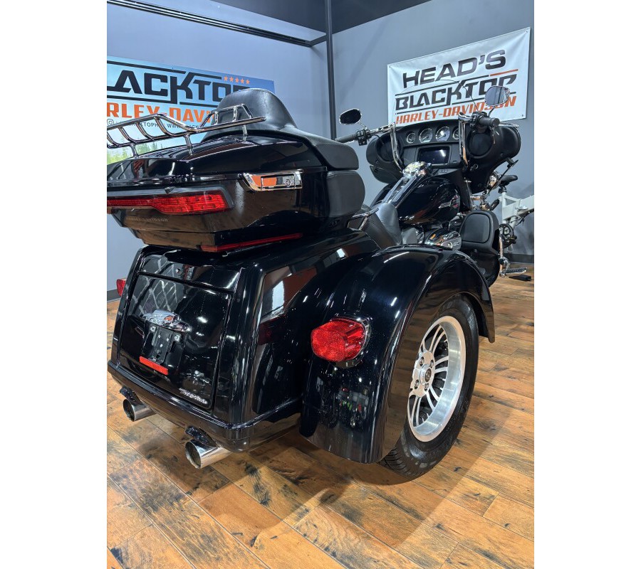 2022 Harley-Davidson® Tri Glide® Ultra BLACK W/ PINSTRIPE