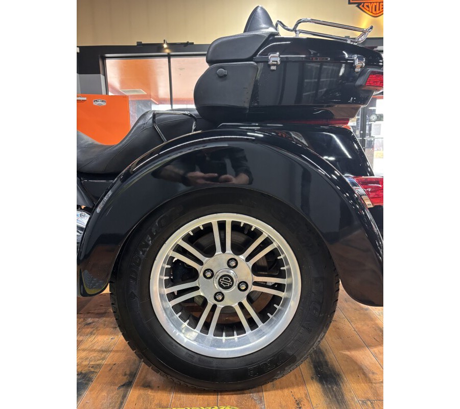 2022 Harley-Davidson® Tri Glide® Ultra BLACK W/ PINSTRIPE