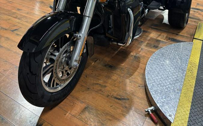 2022 Harley-Davidson® Tri Glide® Ultra BLACK W/ PINSTRIPE