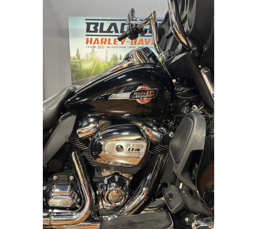 2022 Harley-Davidson® Tri Glide® Ultra BLACK W/ PINSTRIPE