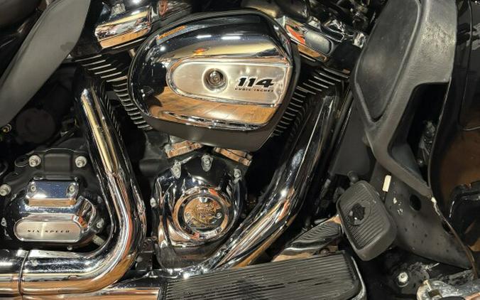 2022 Harley-Davidson® Tri Glide® Ultra BLACK W/ PINSTRIPE