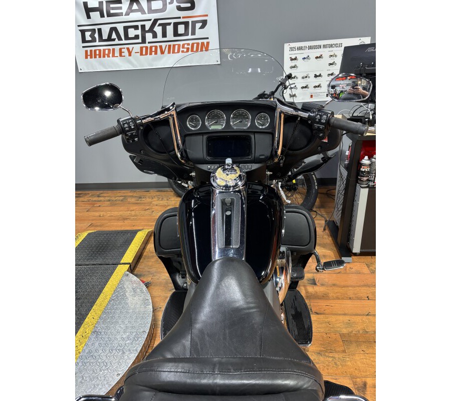 2022 Harley-Davidson® Tri Glide® Ultra BLACK W/ PINSTRIPE