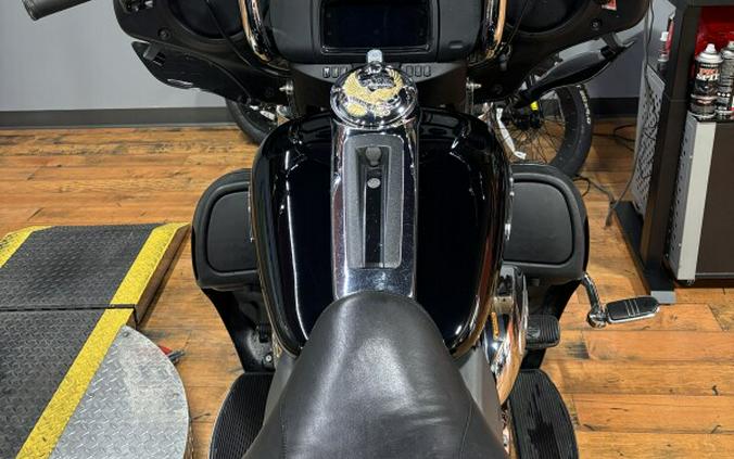 2022 Harley-Davidson® Tri Glide® Ultra BLACK W/ PINSTRIPE