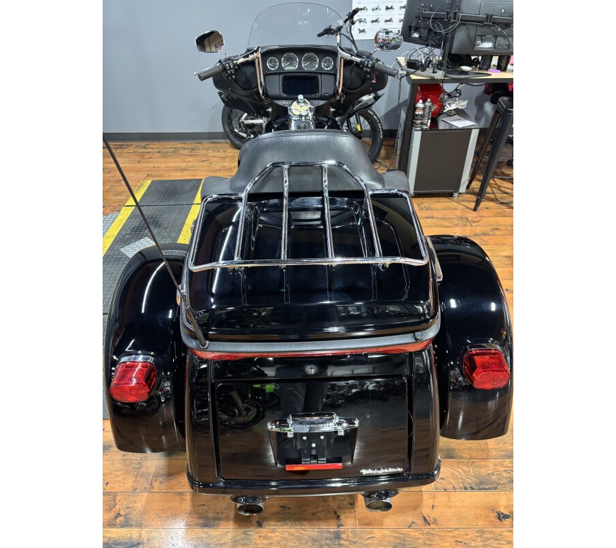 2022 Harley-Davidson® Tri Glide® Ultra BLACK W/ PINSTRIPE