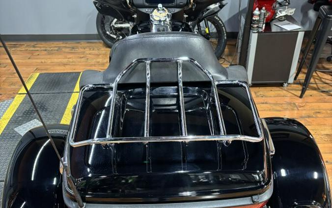 2022 Harley-Davidson® Tri Glide® Ultra BLACK W/ PINSTRIPE