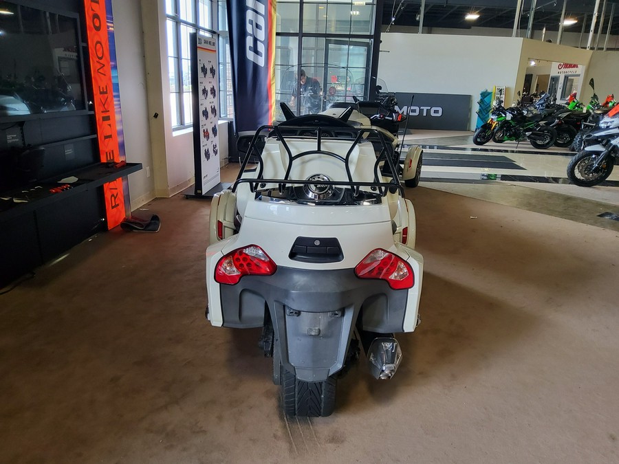 2016 Can-Am™ Spyder RT Base