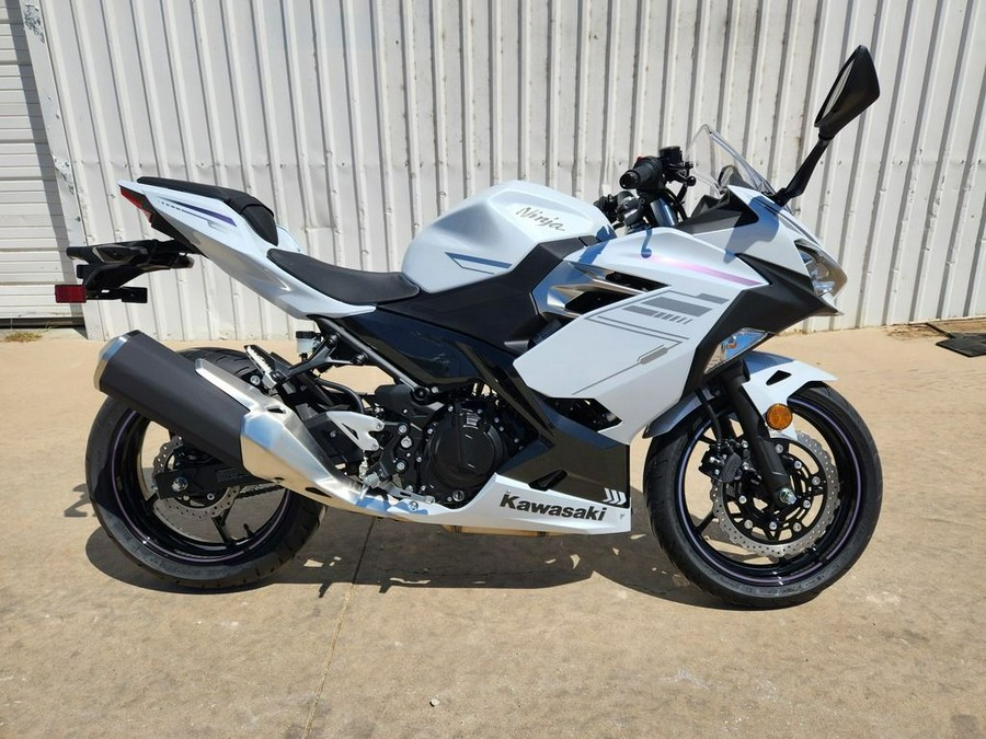 2023 Kawasaki Ninja® 400 Pearl Blizzard White/Metallic Carbon Gray for