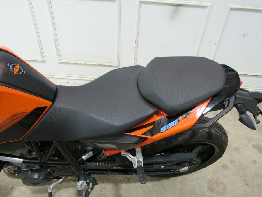 2017 KTM 690 DUKE LIKE NEW ONLY 4,572 MILES