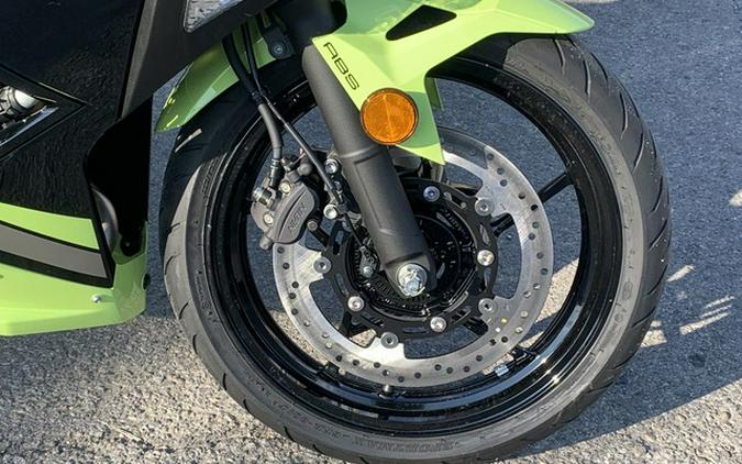 2026 Kawasaki Ninja 500 ABS Metallic Yellowish GreenEbony
