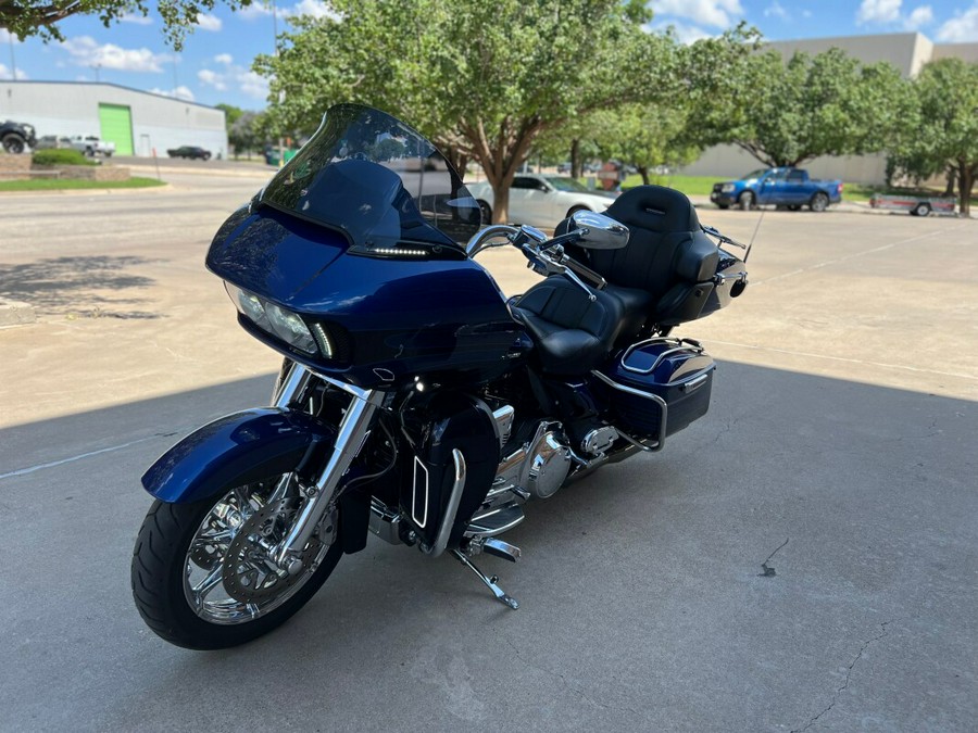 2015 Harley-Davidson® CVO™ Road Glide® Ultra Abyss Blue Crushed Sap