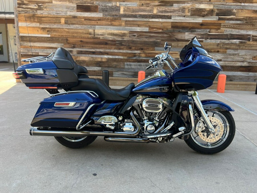 2015 Harley-Davidson® CVO™ Road Glide® Ultra Abyss Blue Crushed Sap