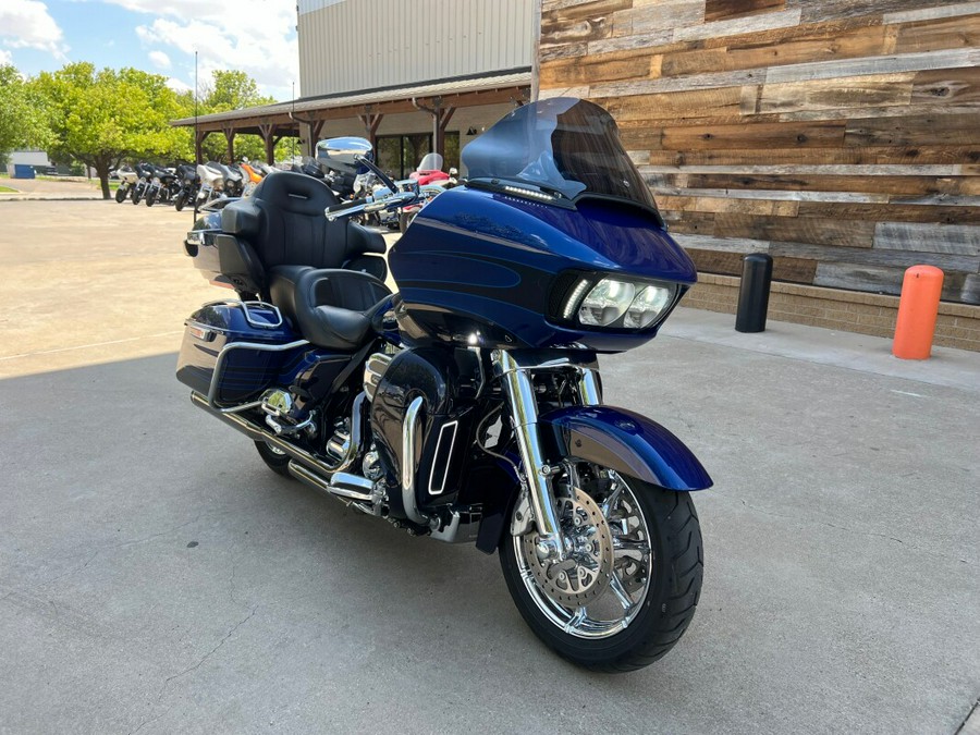 2015 Harley-Davidson® CVO™ Road Glide® Ultra Abyss Blue Crushed Sap