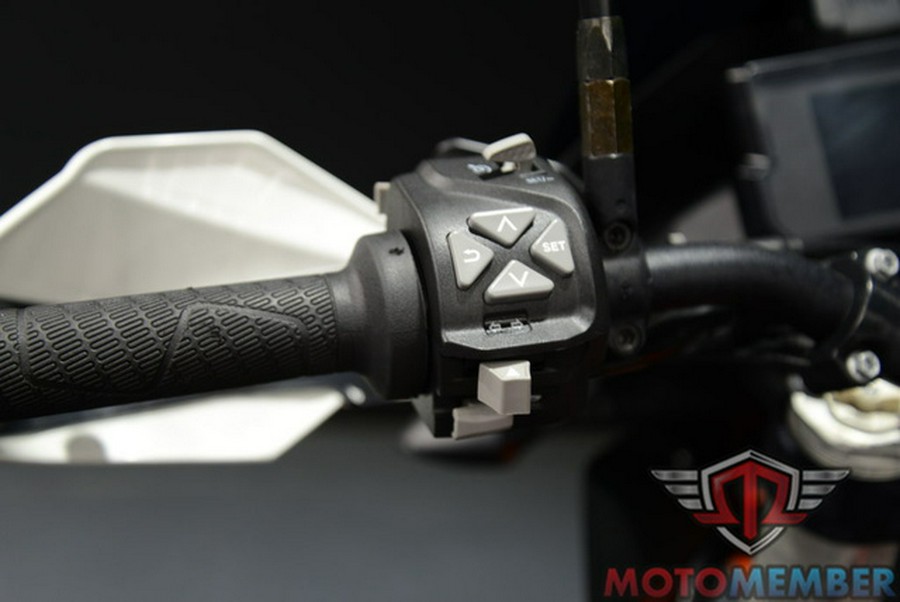 2022 KTM Adventure 890 R