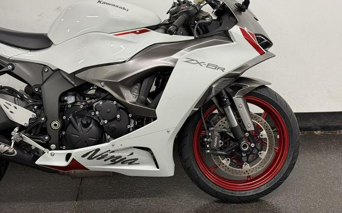 2024 Kawasaki Ninja® ZX™-6R Pearl Robotic White/Metallic Graphite Gray
