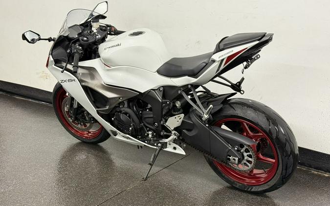 2024 Kawasaki Ninja® ZX™-6R Pearl Robotic White/Metallic Graphite Gray