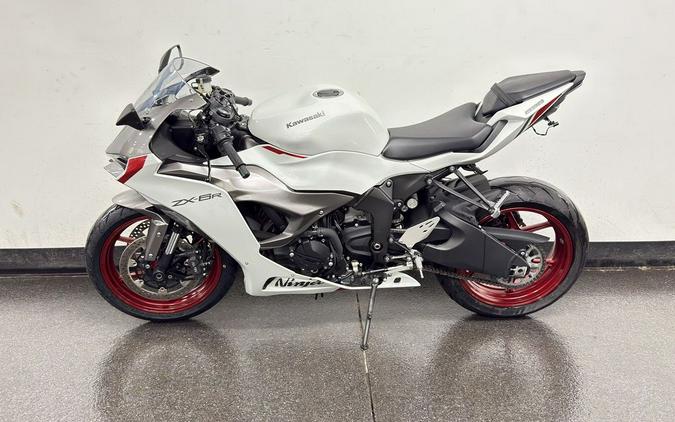 2024 Kawasaki Ninja® ZX™-6R Pearl Robotic White/Metallic Graphite Gray