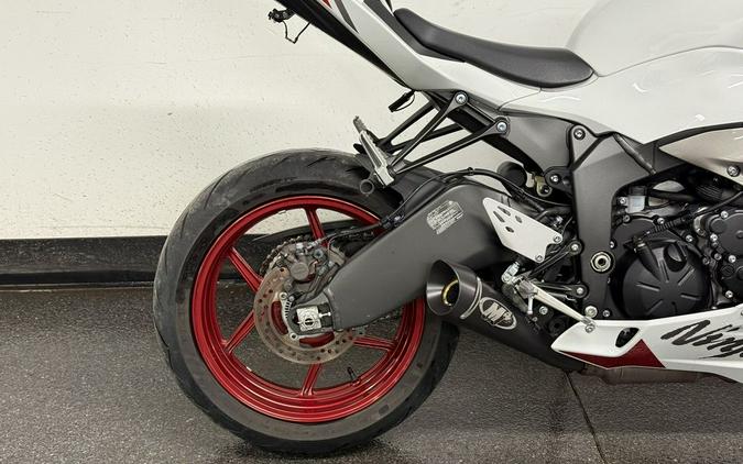 2024 Kawasaki Ninja® ZX™-6R Pearl Robotic White/Metallic Graphite Gray