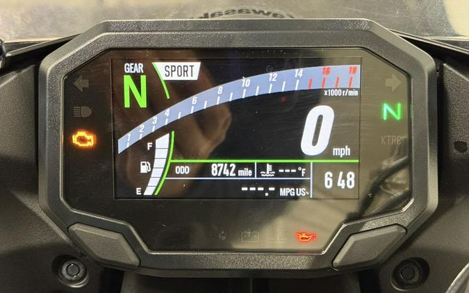 2024 Kawasaki Ninja® ZX™-6R Pearl Robotic White/Metallic Graphite Gray