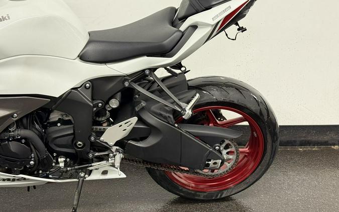 2024 Kawasaki Ninja® ZX™-6R Pearl Robotic White/Metallic Graphite Gray