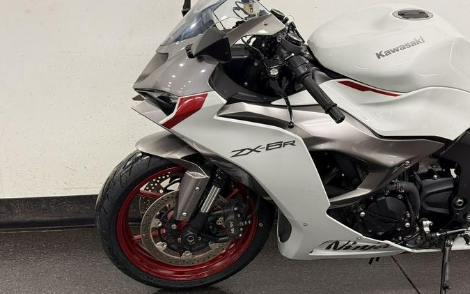 2024 Kawasaki Ninja® ZX™-6R Pearl Robotic White/Metallic Graphite Gray