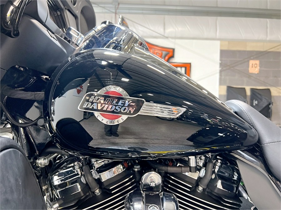 2024 Harley-Davidson Tri Glide Ultra FLHTCUTG Vivid Black