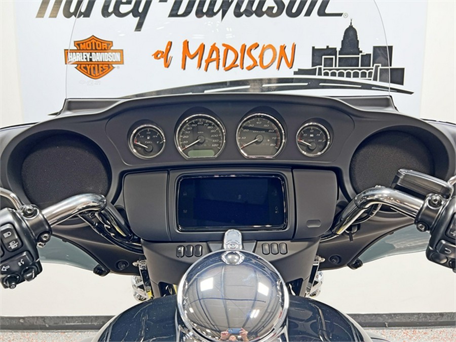 2024 Harley-Davidson Tri Glide Ultra FLHTCUTG Vivid Black